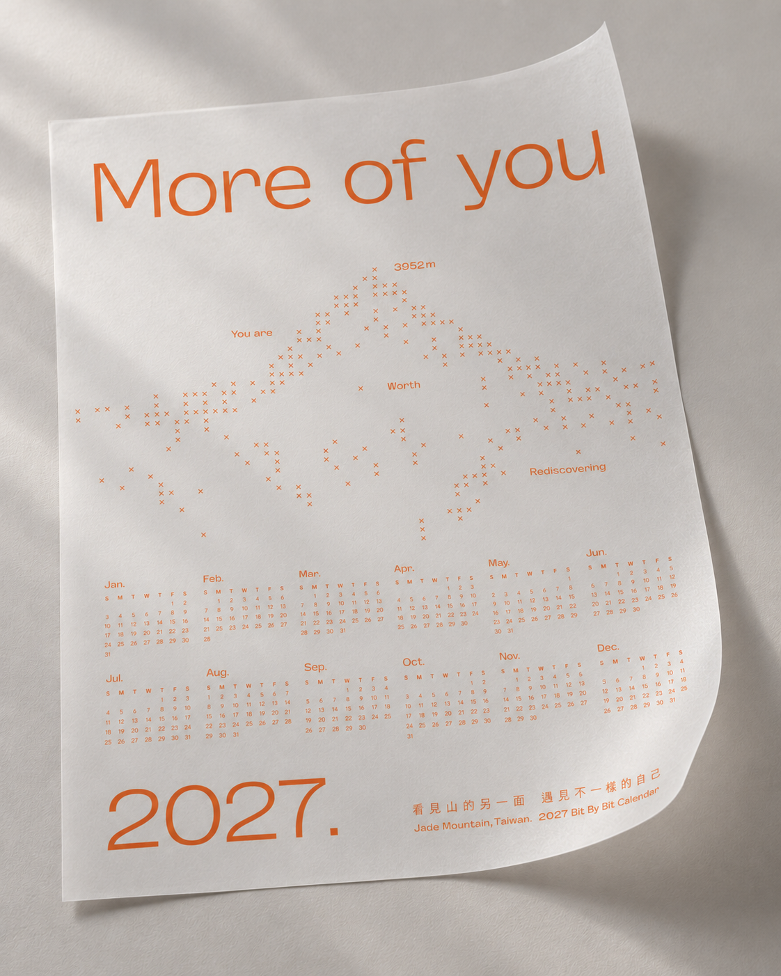 2027 描圖紙年曆近拍模擬圖,橘色文字與輕盈紙張